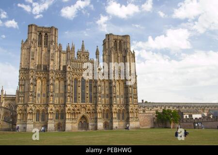 La cathédrale de Wells, avant de l'Ouest, ciel bleu avec des nuages. Banque D'Images