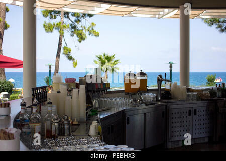 Bar avec boissons alcoolisées sur la plage Banque D'Images