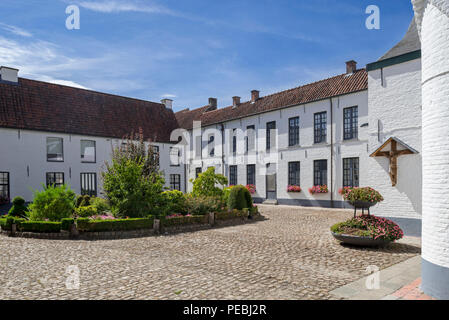 Les maisons des béguines blanc dans la cour du Béguinage d'Oudenaarde, Flandre orientale, Belgique Banque D'Images