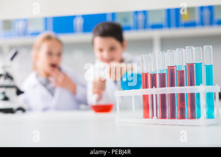 Laboratoire chimique. Focus sélectif de tubes à essai debout sur la table dans le laboratoire chimique Banque D'Images