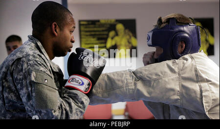 La 1ère Armée américaine Sgt. Endesha Johnson et de la CPS. Richard Gerszewski, affecté à la 55e Compagnie de la Caméra de combat (Signal), préparez-vous à un accrochage de perçage dans la Combatives Cours à Fort George G. Meade, Maryland, Nov, 17, 2015. L'Armée moderne Combatives Cours de niveau 1 est conçu pour enseigner aux soldats les bases de self défense et de les familiariser avec les défis de main en main sous le stress de combat. (U.S. Photo de l'armée par la CPS. Nicole Potter/libéré) (Image recadrée et allégées pour améliorer l'objet) Banque D'Images