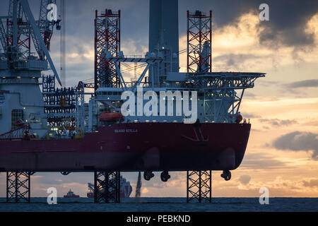 Le navire de construction en mer, Seajacks Scylla, travaillant sur l'extension du parc éolien offshore Walney phase de construction en 2017 Banque D'Images