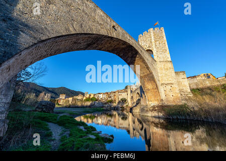 Pont médiéval et de réflexion dans la ville historique de Besalu, Espagne Banque D'Images