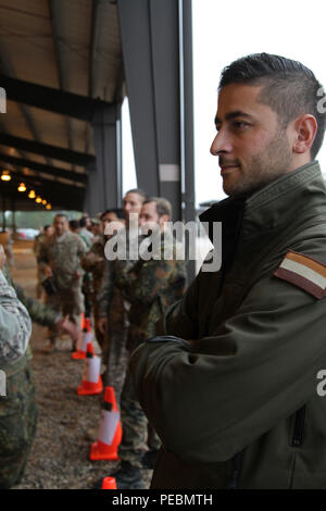 Le Sgt néerlandais. 1re classe Björn Oehlers et autres jumpmasters attendre leurs craies pour aligner en préparation d'un saut dans l'air à l'opération TOY DROP, Fort Bragg, N.C., 2 décembre 2015. Jouet opération Drop est la plus grande opération aéroportée combiné avec 7 partenaire-nations participantes et des parachutistes permet aux soldats la possibilité d'aider les enfants dans le besoin partout dans le monde reçoivent des jouets pour les fêtes. (U.S. Photo de l'armée par la CPS. Josephine Carlson) Banque D'Images