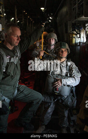 Dutch Jumpmaster Sgt. 1re classe Ruud van Dillen, gauche, attend à côté du premier câble volant à bord d'un C-130 au cours de l'opération TOY DROP, Fort Bragg, N.C., 5 décembre 2015. Jouet opération Drop est la plus grande opération aéroportée combiné avec 7 partenaire-nations participantes et des parachutistes permet aux soldats la possibilité d'aider les enfants dans le besoin partout dans le monde reçoivent des jouets pour les fêtes. (U.S. Photo de l'armée par la CPS. Josephine Carlson) Banque D'Images