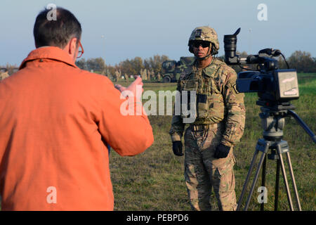 Spécialiste en soutien à la formation, à partir de la 7e Vincenzo Vitiello JMTC TSC Livourne, entrevues slt Joseph T. Edwards Jr, la société C., 1er bataillon du 503e Régiment d'infanterie, 173e Brigade aéroportée, au cours de la formation à Foce Reno zone formation Ravenne, Italie, le 30 novembre 2015. (Photo de Elena Baladellireleased) Banque D'Images