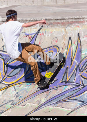 Jeune homme la planche à roulettes à la rivière Riverside Yard Skateboard Bowl, grande chute, Montana, USA Banque D'Images