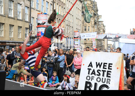 Les artistes interprètes ou exécutants pour la célèbre, Fringe annuel 2018 sur le Royal Mile d'Édimbourg, en Écosse, Royaume-Uni Banque D'Images