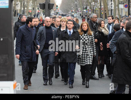 Janvier 11, 2015 - Paris, France : le premier ministre français, Manuel Valls et son épouse Anne Gravoin prendre part à une unité mars suivant les attentats de Paris. Quatre millions de personnes ont manifesté à travers le pays en une 'Marche' Républicaine (républicain) mars célébration de l'unité de la nation face à des menaces terroristes. Des milliers de personnes avaient des bannières ou des dessins faisant référence à Charlie Hebdo, le magazine satirique dont l'office a été pris pour cible par des hommes armés islamistes plus tôt dans la semaine. La grande marche républicaine en hommage aux victimes de l'attentat contre Charlie Hebdo une rassemble pres de 2 millions d Banque D'Images