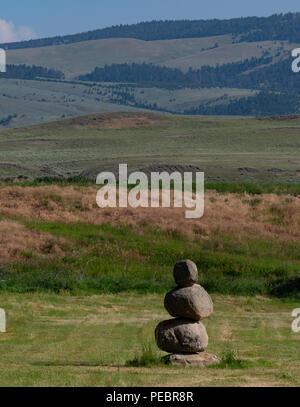 Un monument fait de gros rochers dans un domaine rural de collines et une montagne en arrière-plan. Banque D'Images
