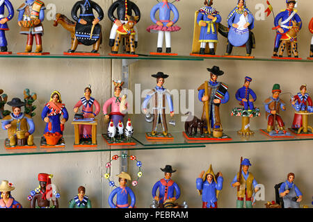 Vila do Conde, Portugal - 6 août 2014 : très petites figures de la céramique portugaise, Estremoz (Alentejo) en vente à la foire artisanale annuelle de Vila do Banque D'Images