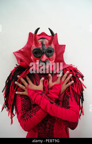 Red Devil traditionnels de l'Aguablanca quartier, que chaque année au cours de la Feria de Cali, me demande les rues pour demander de l'argent Banque D'Images