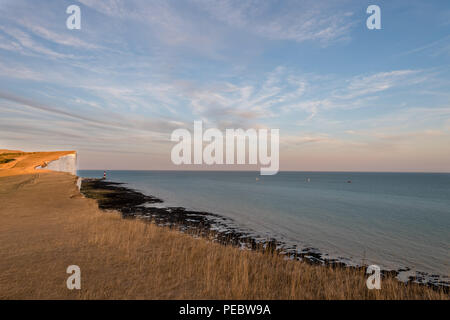 Les Sept Soeurs falaises et les garde-côtes des chalets, de Seaford Head de l'autre côté de la rivière Cuckmere Banque D'Images