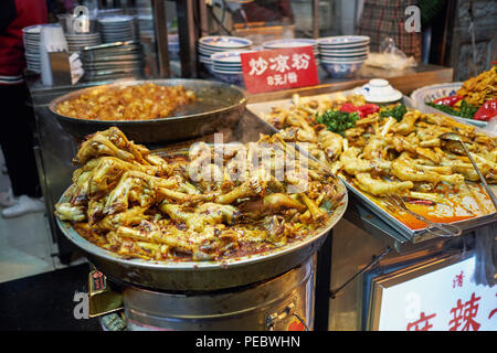 Sabot de chèvre cuite et les pieds dans un marché de l'alimentation de rue, de la rue musulmane, Xi/an, Chine Banque D'Images