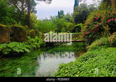 Petite passerelle sur la Ninfa Creek, Jardin Ninfa, Cisterna di Latina, Italie Banque D'Images