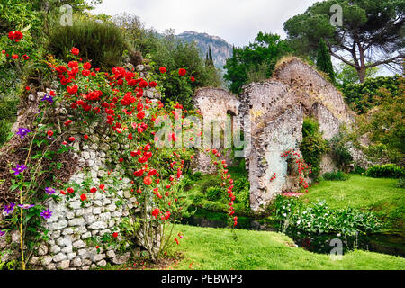 La Ninfa jardin avec fleurs et ruines historiques, Cisterna di Latina , Latium, Italie Banque D'Images