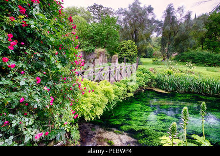 Petite Passerelle sur un ruisseau dans un jardin, la Ninfa Cisterna di Latina, Italie Banque D'Images