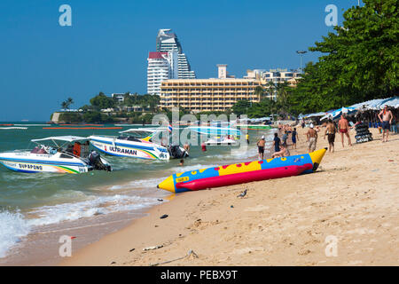 Les touristes sur la plage à Pattaya, Thaïlande Banque D'Images