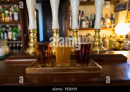 Trois verres de bière ou de la bière dans un pub britannique UK Banque D'Images