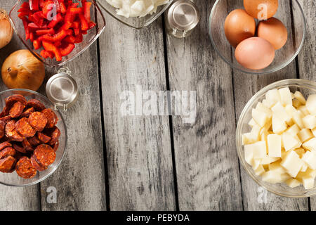 Tortilla de Patatas. Ingrédients pour la préparation de l'omelette espagnole avec de la saucisse chorizo, pommes de terre, le paprika et l'oeuf. Cuisine espagnole. Vue d'en haut Banque D'Images