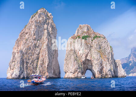 Approcher la Faraglioni en bateau ces piles sont formés à partir de roches sur le côté sud de Capri, un trait distinctif est l'Archway Banque D'Images