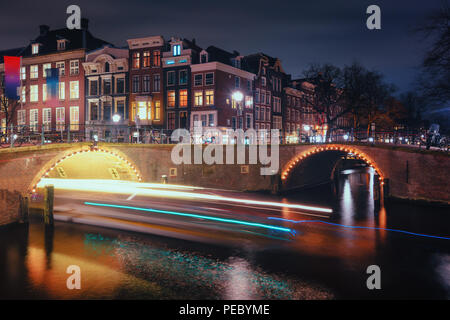 Amsterdam, Pays-Bas, le 26 décembre 2017 : les ponts à travers les canaux Herengracht et Reguliersgracht dans la vieille ville d'Amsterdam Banque D'Images