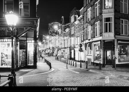 Amsterdam, Pays-Bas, le 26 décembre 2017 : Noir et blanc photo de la décoration de Noël Kerkstraat dans la vieille ville d'Amsterdam Banque D'Images