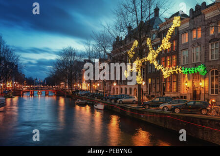 Amsterdam, Pays-Bas, le 26 décembre 2017 : Lumière objet au-dessus du canal Herengracht durant la fête des lumières à Amsterdam Banque D'Images