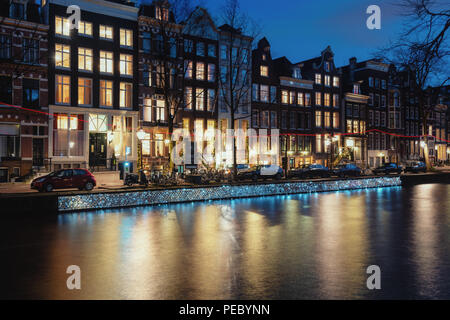 Amsterdam, Pays-Bas, le 26 décembre 2017 : Lumière objet nommé flottant sur un milliers de souvenirs, le long du quai de l'Herengracht au cours de la Banque D'Images