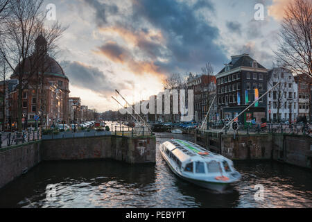 Amsterdam, Pays-Bas, le 26 décembre 2017 : le verrou dans le canal Singel dans la vieille ville d'Amsterdam. Banque D'Images