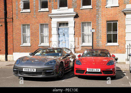 Une Porsche Panamera 4 gris métallique et d'une Porsche Boxster S 718 rouge garée en face d'une maison géorgienne, Windsor, Berkshire, England, UK Banque D'Images