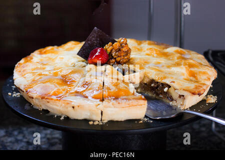 Tarte aux noix avec des framboises, décoré avec des fraises fraîches, sur fond noir Banque D'Images