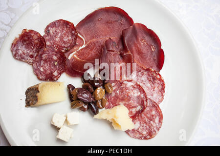 Apéritif italien dans une fête de mariage:le cerf et le sanglier, jambon, salami de cerf assaisonné de pecorino sarde, fromage feta et olives. Banque D'Images