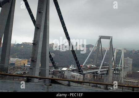 Gênes (Italie), archive photo du viaduc de l'autoroute a10 sur la rivière Polcevera appelé 'Ponte Morandi', qui s'est effondré le 14 août 2018, causant des dizaines de morts. Banque D'Images