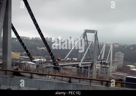 Gênes (Italie), archive photo du viaduc de l'autoroute a10 sur la rivière Polcevera appelé 'Ponte Morandi', qui s'est effondré le 14 août 2018, causant des dizaines de morts. Banque D'Images