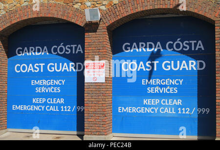 L'entrée de la Garde côtière irlandaise Depot à Howth, Co. Dublin, Irlande. L'avis comprend les numéros de téléphone d'urgence et les avertissements de garder claire. Banque D'Images