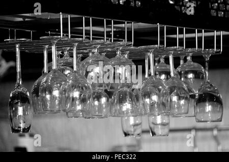 Photos noir & blanc, pile de verres transparents sur une étagère vide Banque D'Images