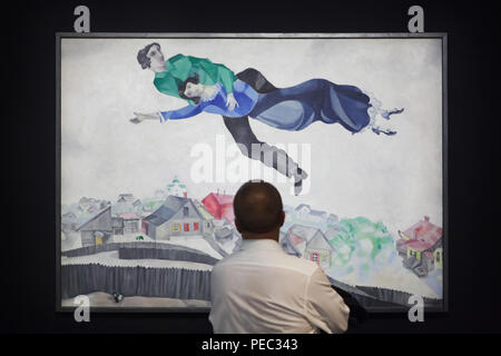 Visiteur en face de la peinture 'sur la ville' par peintre moderniste russe Marc Chagall (1914-1918) présentés à l'exposition au Centre Pompidou à Paris, France. L'exposition consacrée à l'avant-garde russe dans la région de Vitebsk (1918-1922) s'étend jusqu'au 16 juillet 2018. Banque D'Images