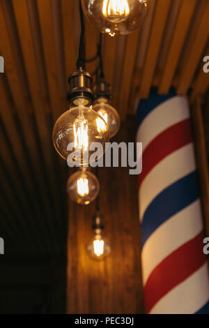 Vue rapprochée d'ampoules lumineuses à l'intérieur loft élégant Banque D'Images