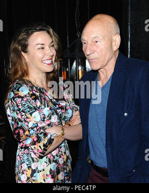 Sir Patrick Stewart et sa femme Sunny Ozell date prévue pour la nuit comprend : Sunny Ozell, Sir Patrick Stewart Où : London, Royaume-Uni Quand : 13 Oct 2018 Source : WENN.com Banque D'Images