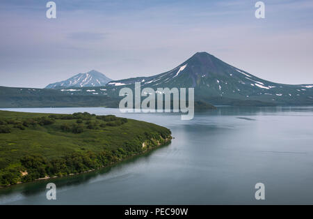 Volcan Ilyinsky, lac Kurile, Kamchatka, Russie Banque D'Images