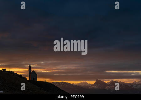 Latzfonser la chapelle au lever du soleil avec des nuages et des montagnes du Tyrol du Sud, Alpes Sarntaler, San Martino, Sumirago Banque D'Images