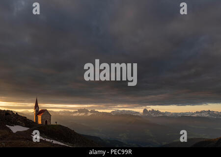 Latzfonser la chapelle au lever du soleil avec des nuages et des montagnes du Tyrol du Sud, Alpes Sarntaler, San Martino, Sumirago Banque D'Images