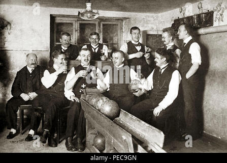 Les hommes dans le bowling et sociable de boire une bière, 1911, Allemagne Banque D'Images