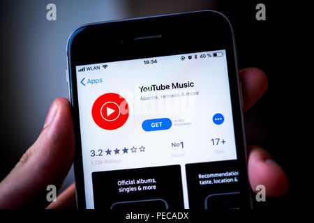 Main tenant l'iPhone avec YouTube Music App sur l'App Store d'Apple, le service de diffusion de musique, vidéo, plate-forme, icône de l'application iPhone Banque D'Images