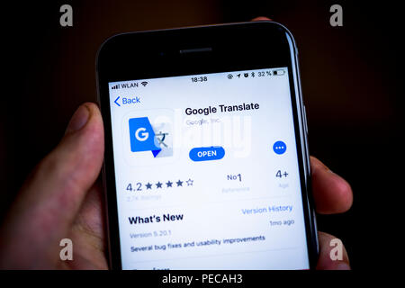 Main tenant l'iPhone avec Google Translate L'app sur l'App Store d'Apple, l'app, icône de l'application de traduction, l'affichage sur un écran d'un mobile Banque D'Images