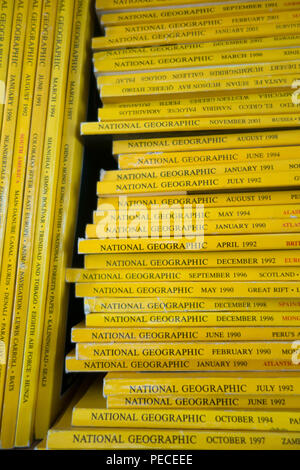Des piles de magazines National Geographic Banque D'Images