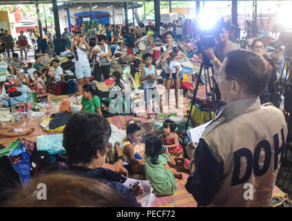 Quezon City, Philippines. Août 12, 2018. Ministère de la santé. Le Secrétaire de la santé Francisco T. Duque III fournit les médicaments et d'information sur la santé aux personnes évacuées qui sont victimes des inondations causées par les pluies de mousson. Crédit : Robert Oswald Alfiler/Pacific Press/Alamy Live News Banque D'Images
