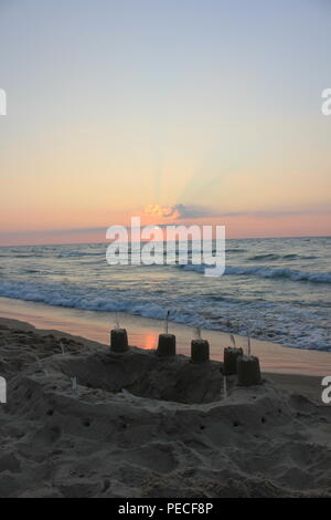 Soir d'été et cinq châteaux de sable contre un cadre chaleureux soleil en Union Pier, Michigan. # Summerfun Banque D'Images