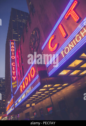 NEW YORK - 28 septembre 2018 : lumières du Radio City Music Hall signe comme vu de nuit depuis le trottoir, Banque D'Images